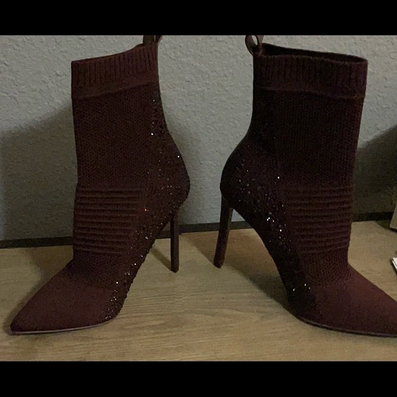 Steve Madden (sizes avail 7, 7.5 8)
Pull-on style
Color Burgundy - Picture 6 of 7